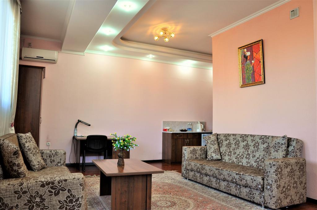 Bishkek Villa Hotel Екстер'єр фото